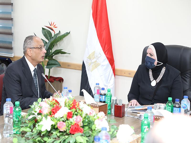 وزيرة التجارة والصناعة تفتتح عدد 29 معمل بفرع الهيئة بالدخيلة